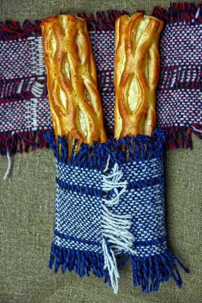 ウールのスカーフに焼いたパイ — ストック写真