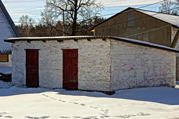 White Old Barn Red Doors — Stock Photo, Image