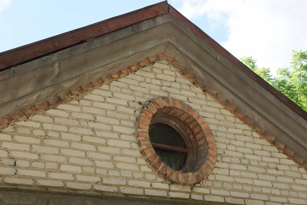 Część Starej Brązowej Cegły Poddasze Małym Okrągłym Oknem Nieba — Zdjęcie stockowe