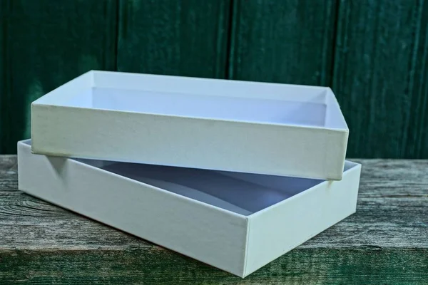 Duży Biały Otwarty Papier Pudełko Szarym Drewnianym Stole — Zdjęcie stockowe