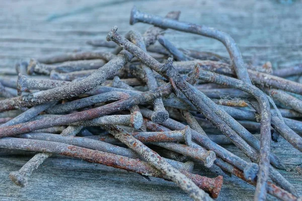 Hoop Oude Roestige Nagels Liggen Een Grijze Houten Tafel — Stockfoto