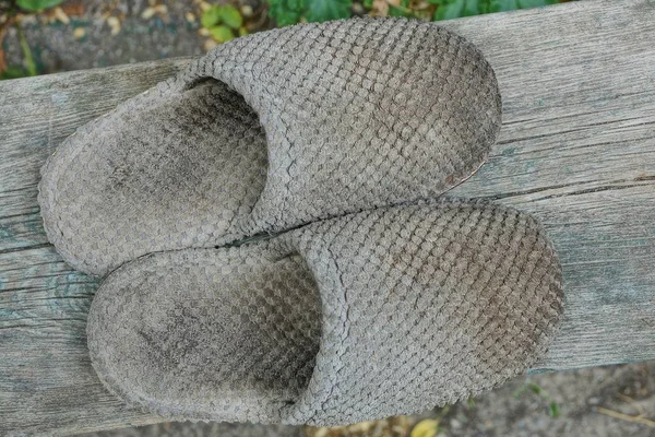 Twee Oude Grijze Vuile Slipper Staan Een Houten Plank — Stockfoto