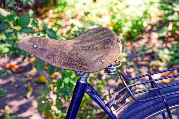 Alter Brauner Ledersattel Auf Retro Fahrrad — Stockfoto