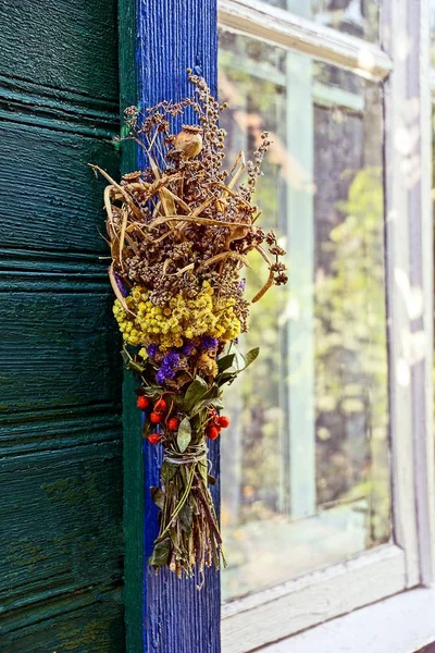Trockener Strauß Von Beeren Aus Blumen Und Mohn Der Wand — Stockfoto