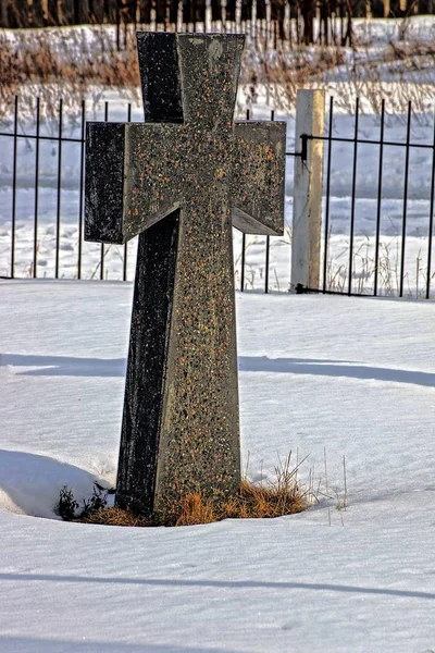 Мраморный Крест Могиле Снегу — стоковое фото