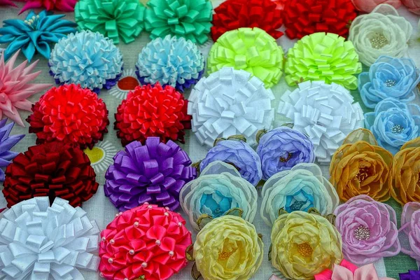 Χρωματιστές Κορδέλες Και Τεχνητά Λουλούδια — Φωτογραφία Αρχείου