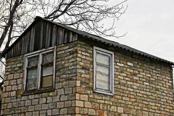 Casa Tijolo Velha Com Uma Janela Telhado — Fotografia de Stock