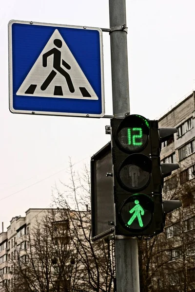 Road Sign Voetgangers Kruising Verkeerslicht Met Groen Licht — Stockfoto