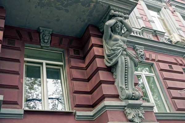 Partie Vieux Balcon Avec Une Sculpture Une Femme Les Fenêtres — Photo