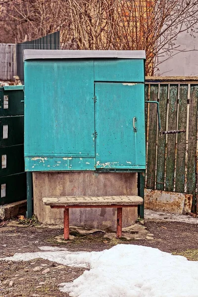 Old rural green well in the winter yard — Stock Image Old Rural Green Well Winter Yard Royalty Free Stock Images