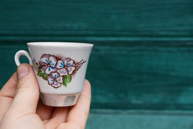 Elinde yeşil bir arka plan üzerinde beyaz Kupası