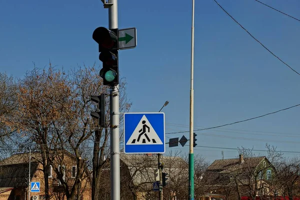 Vierkant Verkeersbord Verkeerslicht Een Kolom Buurt Van Een Weg Straat — Stockfoto