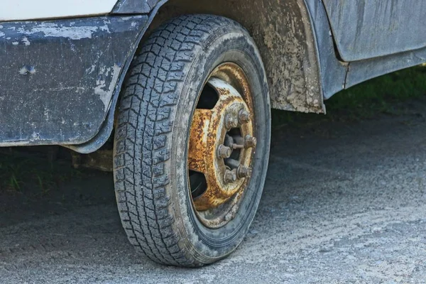 Une Vieille Roue Rouillée Grise Sur Camion Sur Route Asphaltée — Photo