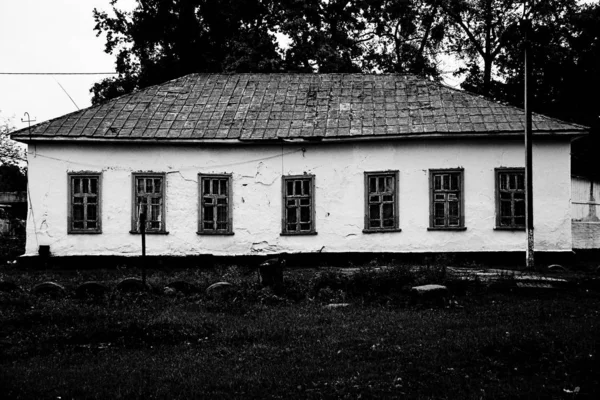 Grande Maison Rurale Avec Fenêtres Blanches — Photo
