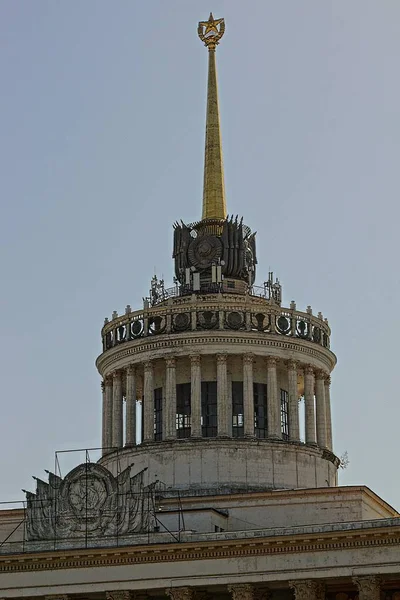 Wieża Zabytkowego Budynku Herbem Gwiazdą — Zdjęcie stockowe