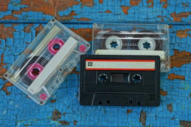 üç eski ses kasetleri mavi tahta üzerinde