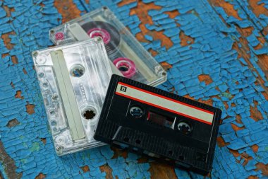 üç eski ses kasetleri tahtada