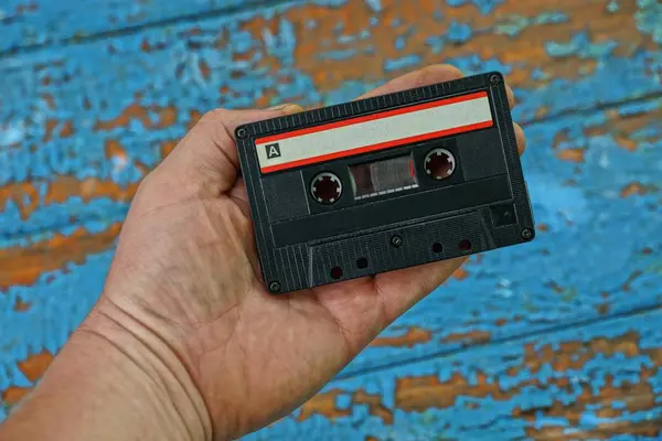 Une Vieille Cassette Audio Est Sur Une Main Sur Fond — Photo