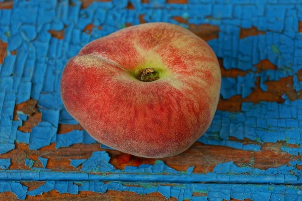 Een Rode Rijpe Vijg Perzik Ligt Een Blauwe Tafel — Stockfoto