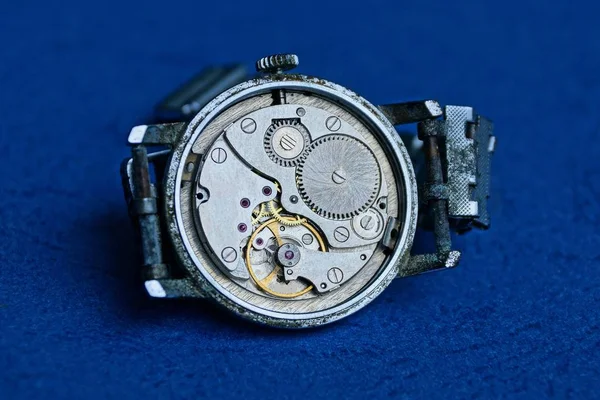 Vecchio Orologio Grigio Con Meccanismo Aperto Trova Tavolo Blu — Foto Stock