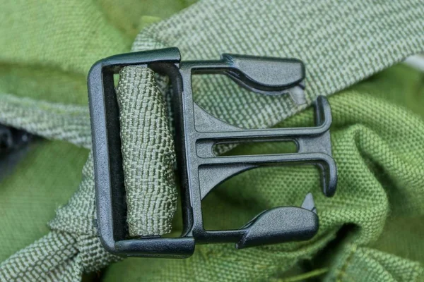 Один Чорний Відкритий Пластиковий Щіпка Зеленому Джгуті Тканині Рюкзака — стокове фото