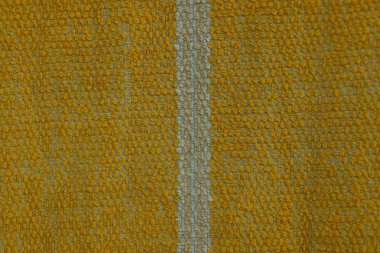 gri çizgili bir bez parçasından sarı kumaş dokusu