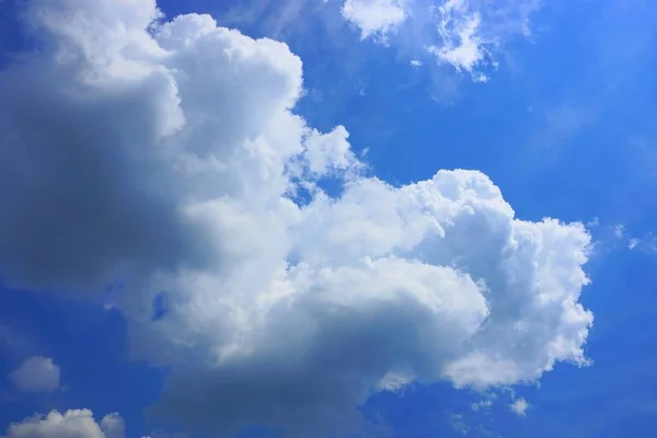 Weiße Wolken Blauen Himmel Einem Sonnigen Tag — Stockfoto