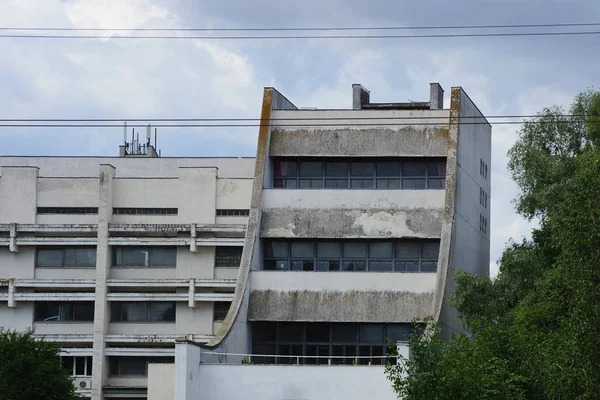 Gran Casa Gris Vieja Con Ventanas Con Árboles Verdes Contra —  Fotos de Stock