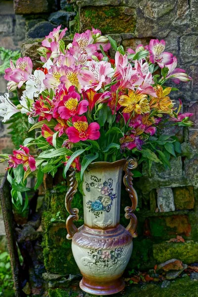 Pot Fleurs Avec Des Fleurs Près Vieux Mur Briques — Photo