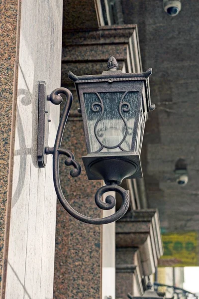 大理石墙上的灰色铁灯笼 — 图库照片
