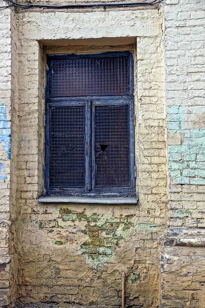 Stare Okno Złamanym Szkłem Ścianie Ceglanego Domu — Zdjęcie stockowe
