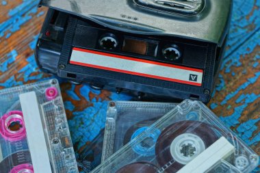 kasetli oyuncu yıpranmış mavi bir masanın üzerinde yatıyor