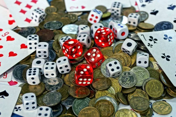 Spel Tärning Med Spelkort Stapel Med Små Mynt Bordet — Stockfoto