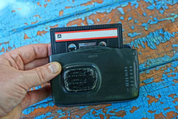 Main Tient Vieux Lecteur Audio Noir Avec Cassette Sur Fond — Photo