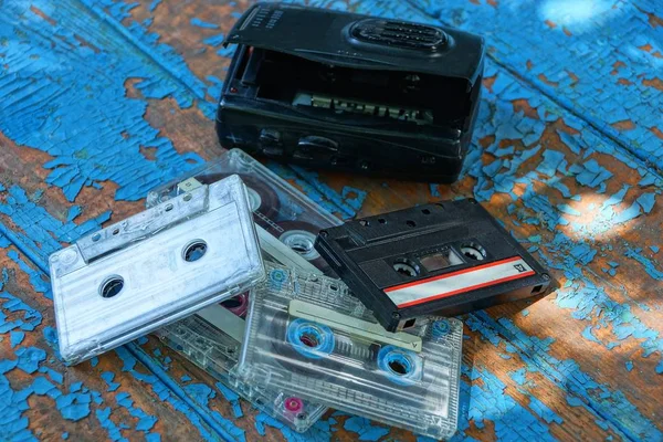 Reproductor Audio Con Cassette Está Acostado Una Mesa Azul Desgastado —  Fotos de Stock