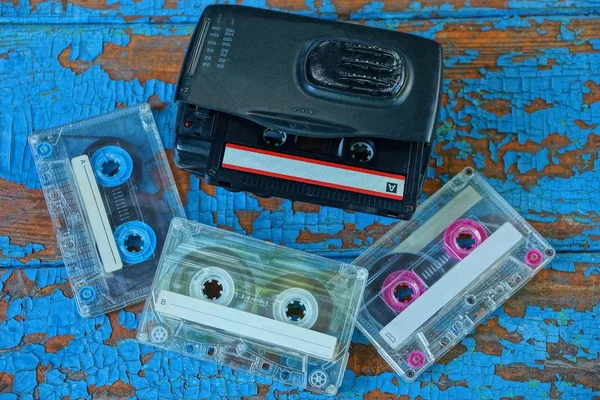 Schwarzer Audioplayer Mit Kassette Liegt Auf Einem Abgewetzten Blauen Tisch — Stockfoto