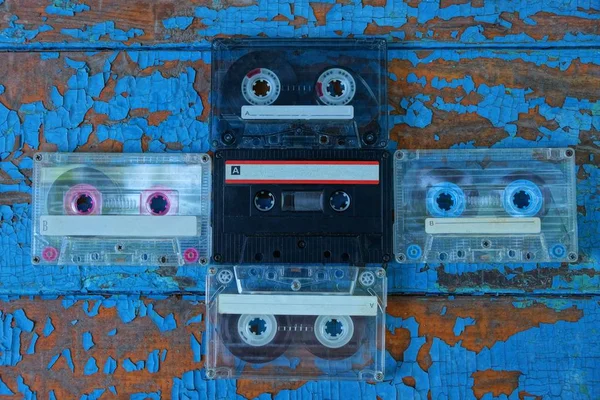 Cinco Viejas Cintas Audio Están Pizarra Azul —  Fotos de Stock