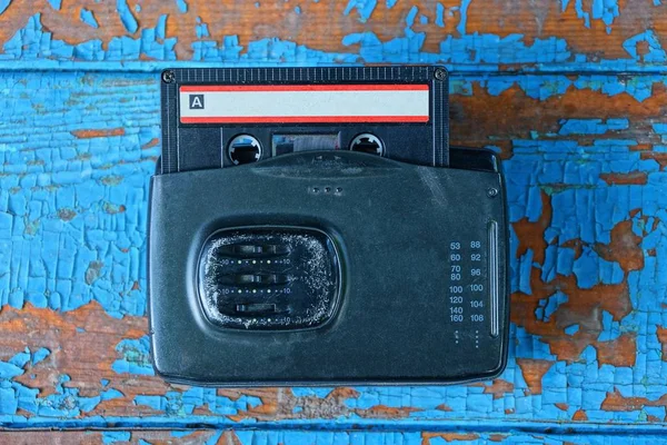 Vieux Lecteur Audio Noir Avec Une Cassette Est Couché Sur — Photo