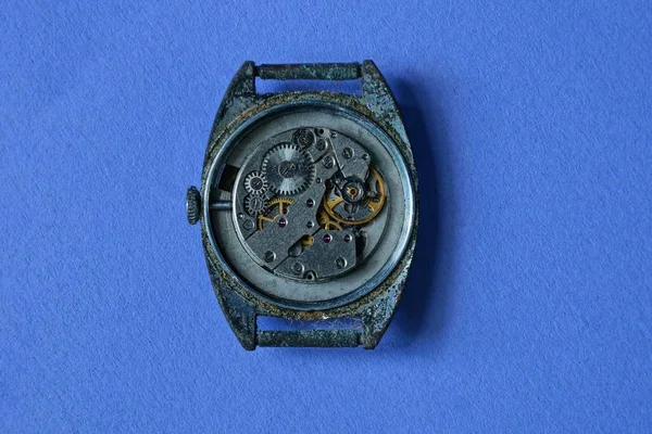 Одни Старые Грязные Часы Открытым Механизмом Лежат Синем Столе — стоковое фото