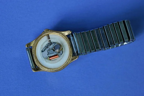 Старые Электронные Наручные Часы Открытым Механизмом Ремешком Синем Столе — стоковое фото