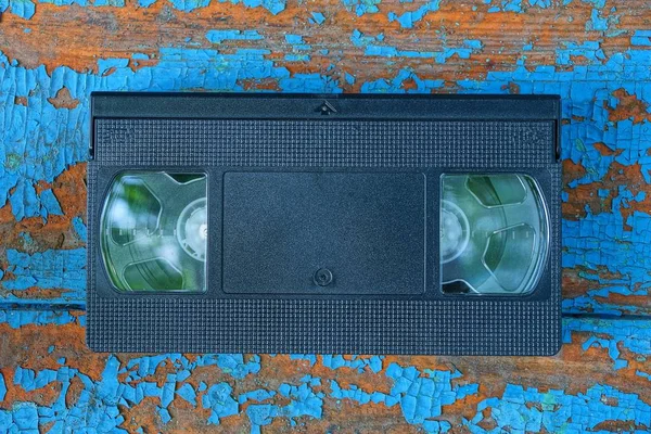 Een Oude Plastic Videoband Een Blauwe Shabby Tafel — Stockfoto