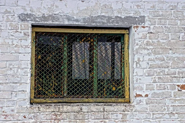 Altes Eisernes Fenster Mit Gitter Einer Grauen Ziegelwand — Stockfoto