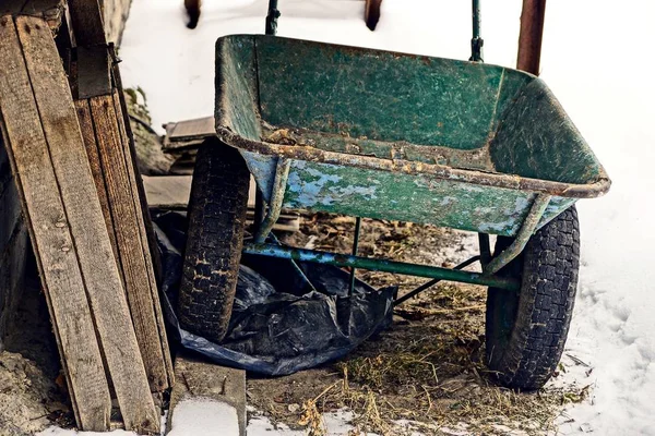 Carriola Verde Ferro Sporco Ruote Nel Cortile Nella Neve — Foto Stock