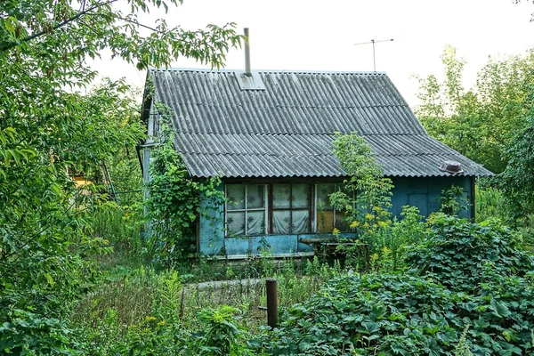 Starý Opuštěný Venkovský Dům Venku Zelené Trávě — Stock fotografie