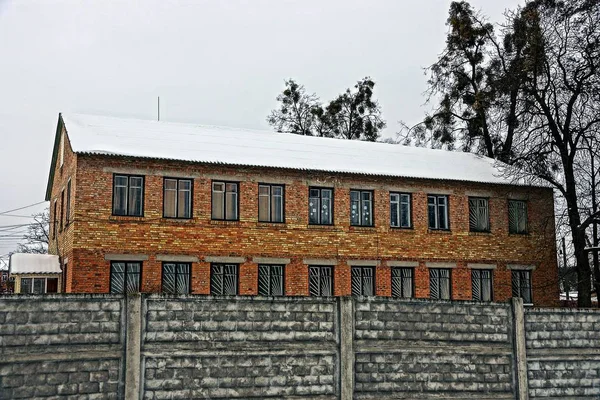 Edificio Residenziale Sulla Neve Con Recinzione Pietra — Foto Stock