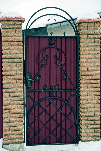 Красные Закрытые Железные Двери Кирпичном Заборе — стоковое фото
