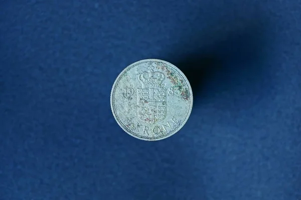 Moneda Denmark Blanco Viejo Sobre Fondo Azul — Foto de Stock