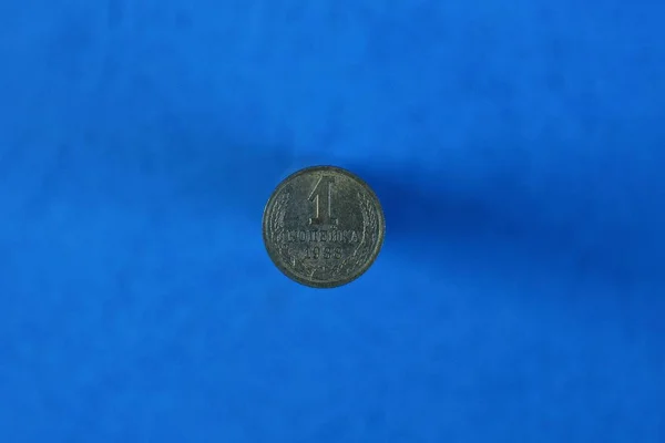 Jedna Hnědá Sovětská Mince Modrém Pozadí — Stock fotografie