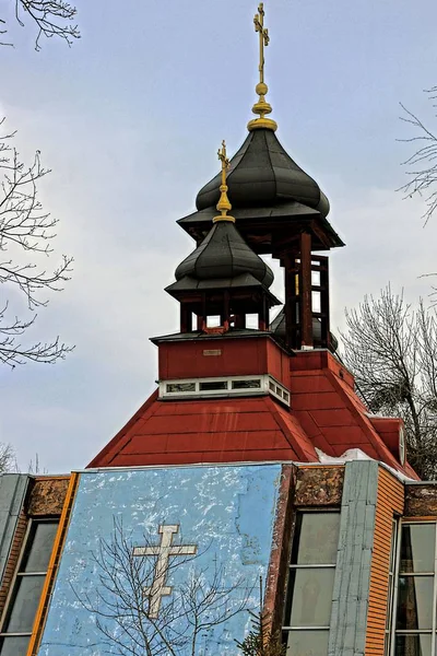 Duży Kolorowy Kościół Chrześcijański Śniegu — Zdjęcie stockowe