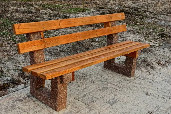 公园人行道上的棕色空长凳 — 图库照片